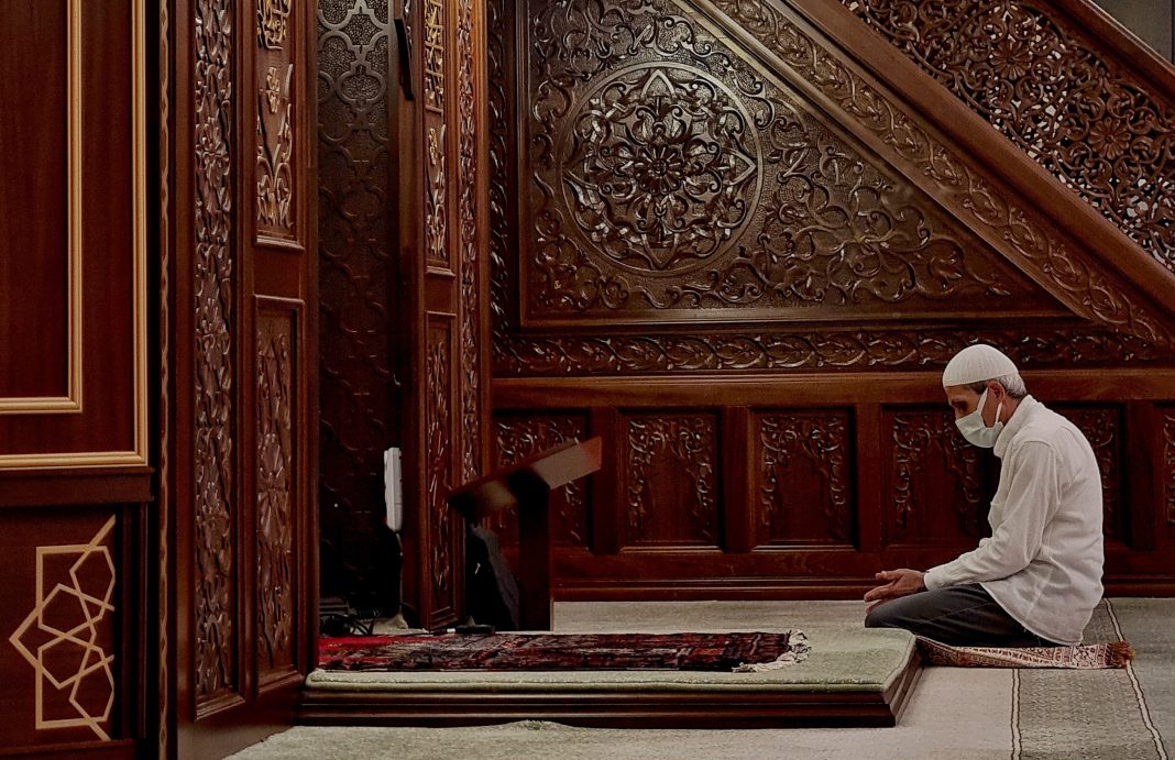Hukum Memakai Peci ketika Shalat