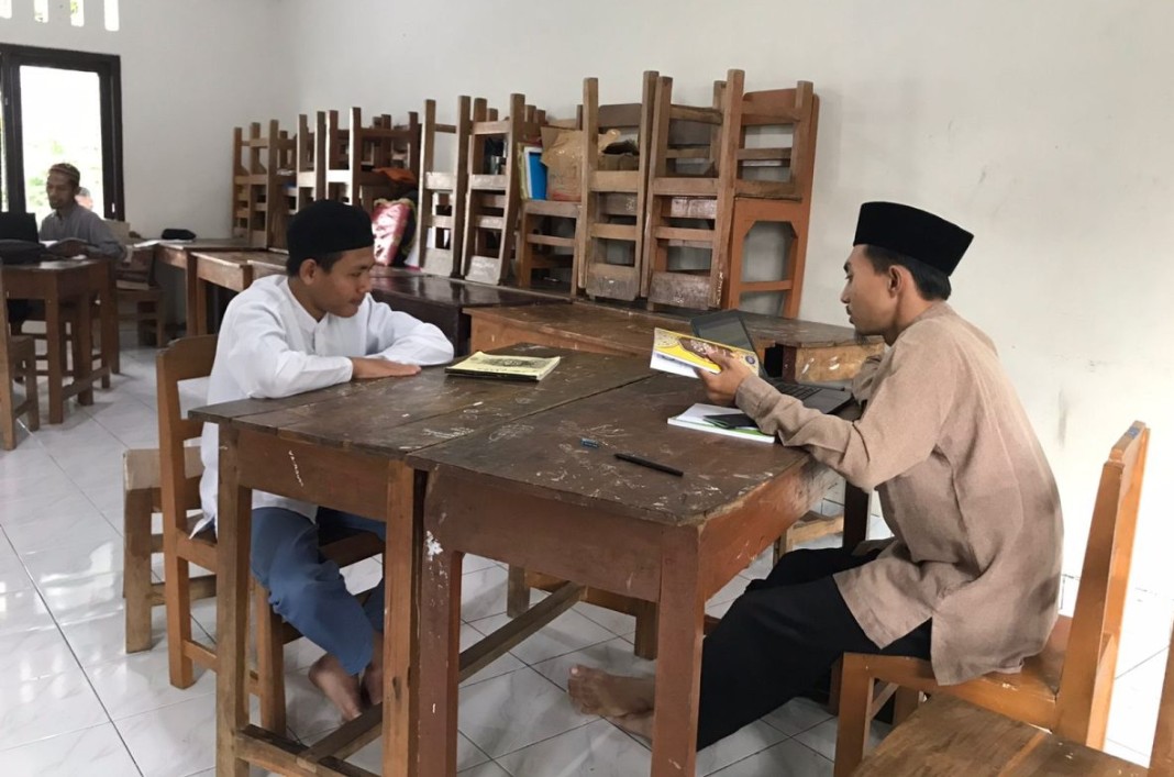 Santri Kelas Akhir Mengikuti Ujian Lisan EBTA