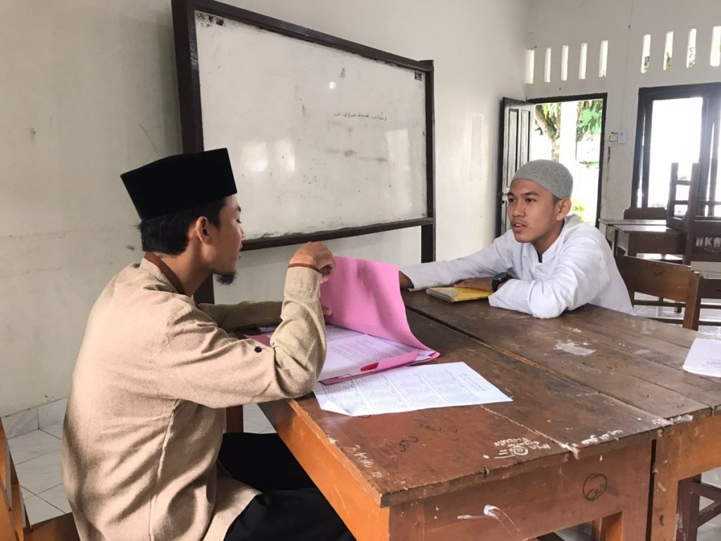 Santri Kelas Akhir Mengikuti Ujian Lisan EBTA