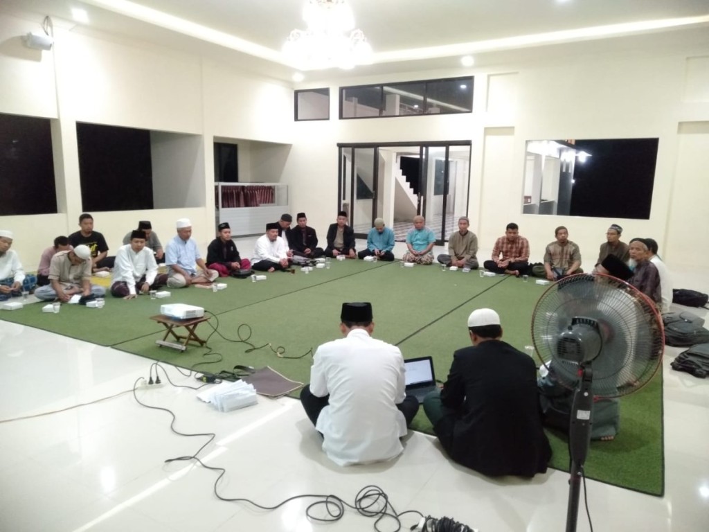 Pertemuan tersebut dihadiri oleh Ustadz Muqorrobin selaku Ketua Pengurus KMDS Pusat, Ustadz Ahsanul Huda, Ustadz Zainal Abidin, pengurus Ma'had, serta 14 asatidzah perwakilan cabang KMDS. Acara dimulai dengan sambutan dari Ustadz Mustaqim selaku ketua Yayasan Yasmin Surakarta. Kemudian oleh Ketua KMDS Pusat, Ustadz Muqorrobin. Lalu dilanjutkan dengan sambutan dan penyampaian tupoksi KMDS oleh Mudirul Ma'had, Ustadz Qosdi Ridwanullah. Salah satu tugas pokok dan fungsi yang disampaikan oleh Mudir adalah agar KMDS bisa menjadi fasilitator dan jembatan komunikasi antara pihak Pesantren dengan wali santri. Hal itu penting, mengingat proses pendidikan yang ditempuh santri di Ma'had tidak bisa dilepaskan begitu saja dari peran wali santri. Sehingga hubungan antara pihak pendidik dengan orang tua murid harus selalu dipupuk dan dijaga.