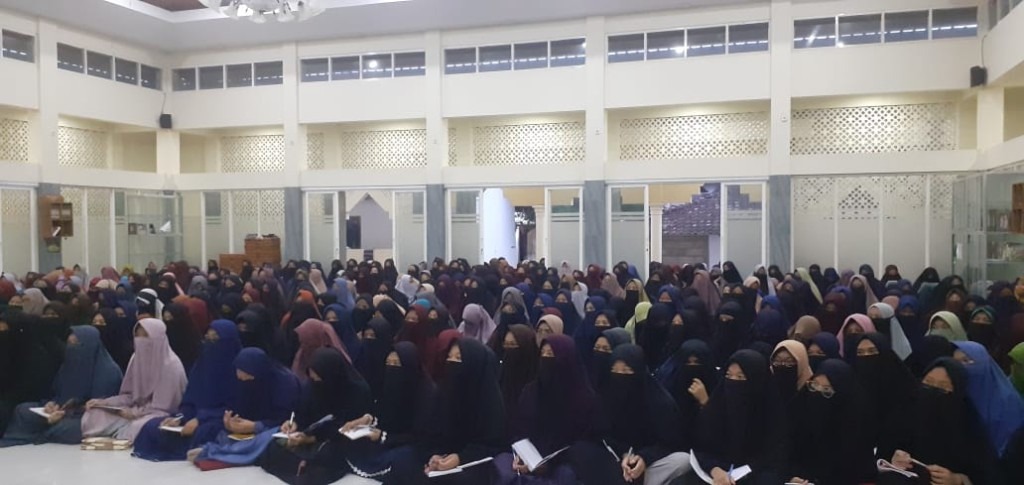 Santriwati Mengikuti Kajian Bersama Ustadz Zulkifli Muhammad Ali, Lc., M.A.