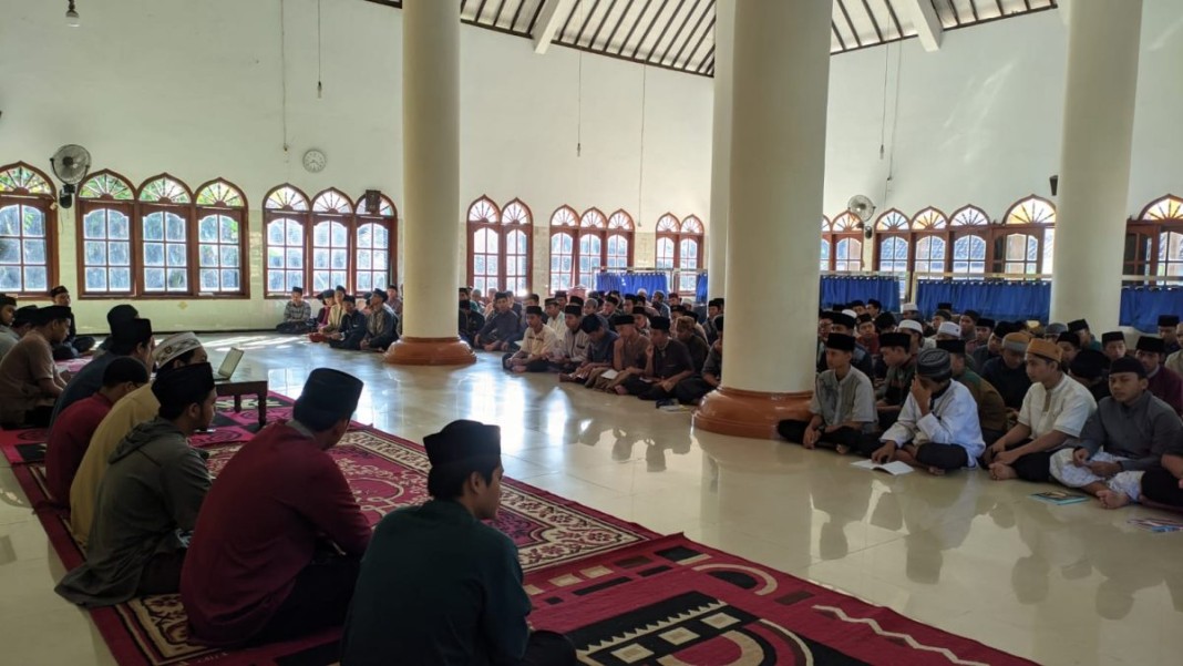 Ustadz Sudarisman membacakan tata tertib dan