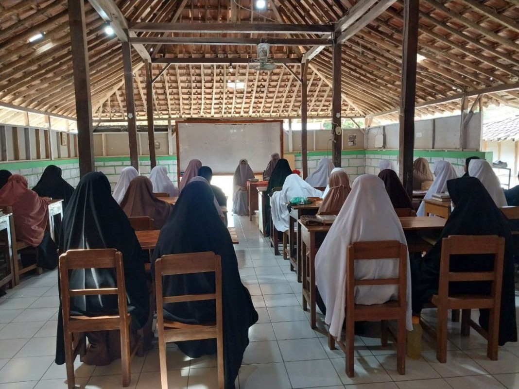 Pertemuan Rutin Wali Kelas Dengan Santriwati Telah Dimulai