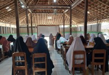 Wali Kelas dan Santriwati Adakan Pertemuan Rutin Setiap Rabu Pertemuan Rutin Wali Kelas Dengan Santriwati Telah Dimulai