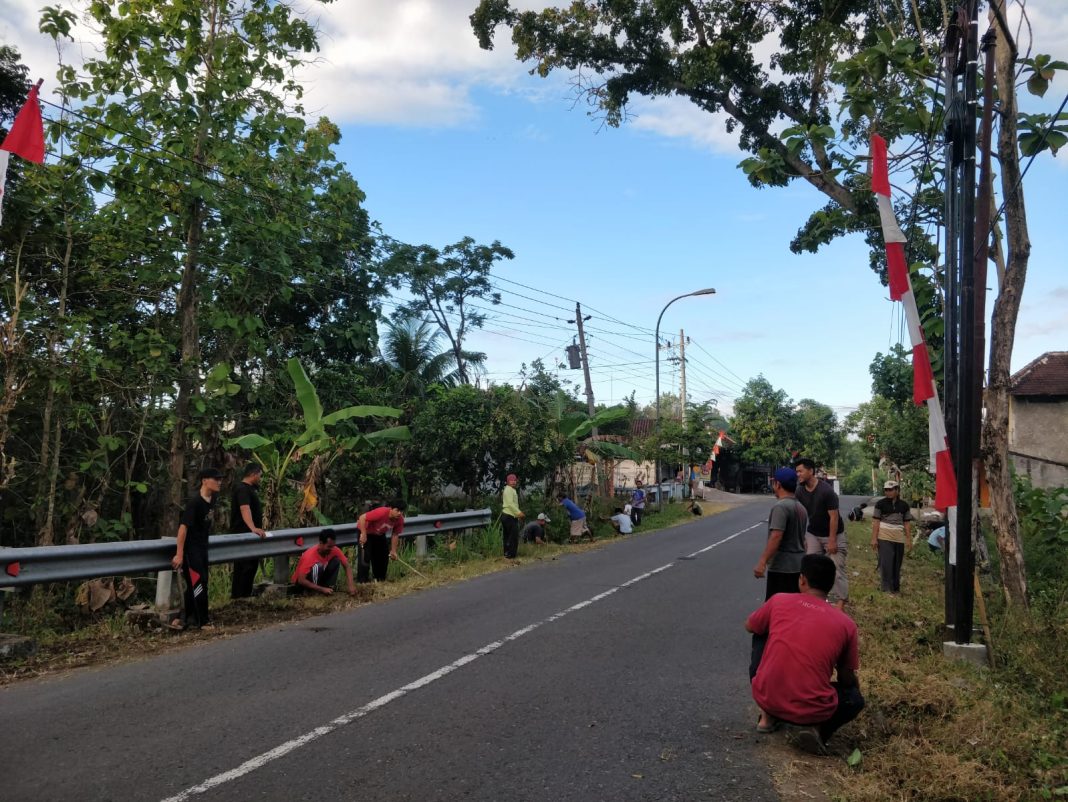 Kerja Bakti Sinergi Asatidz Dengan Warga Grenjeng