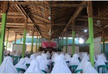 Santriwati Kelas Akhir Mengikuti Dauroh Tsaqafah Santriwati Kelas Akhir Mengikuti Dauroh Tsaqafah