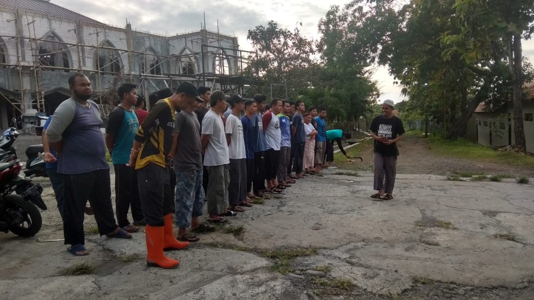 Asatidzah Memanfaatkan Libur Hari Jum'at Untuk Kerja Bakti