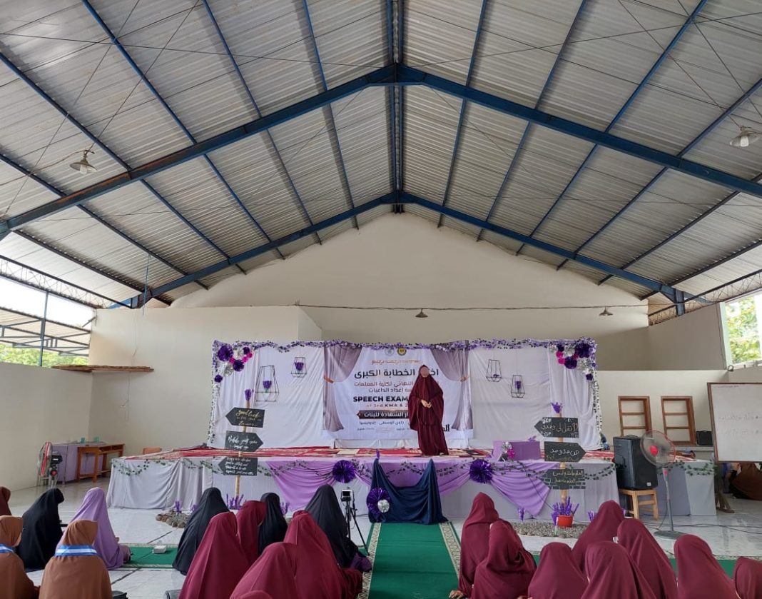 Santriwati Kelas Akhir Ikuti Kompetisi Pidato Bahasa Arab dan Inggris