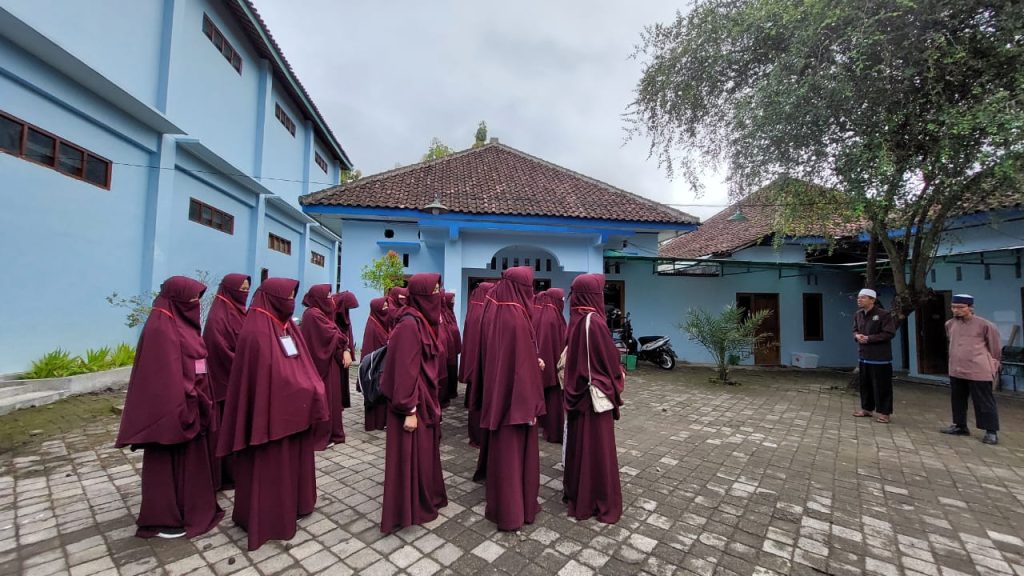 Santriwati Unit KMT Ikuti Studi Banding ke MTQ Isy Karima