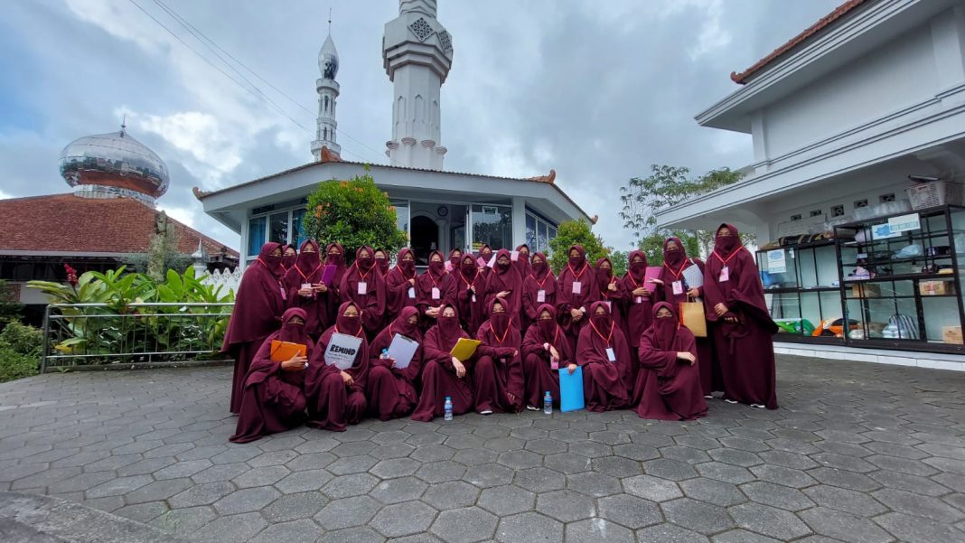 Santriwati Unit KMT Ikuti Studi Banding ke MTQ Isy Karima