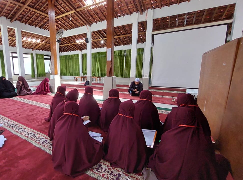 Santriwati Unit KMT Ikuti Studi Banding ke MTQ Isy Karima