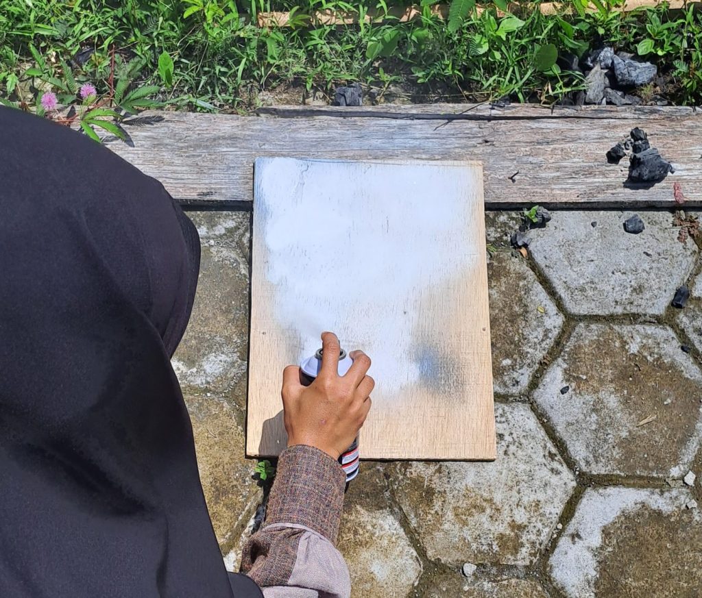 Mengembangkan komunikasi efektif secara tulisan maupun Lisan dengan sarana diskusi Ilmiah