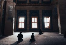 Memaknai Hakikat Beragama Memaknai Hakikat Beragama