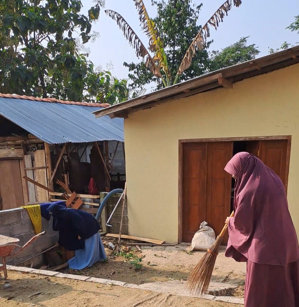 Baksos Mahasantri Semester II dan IV MADS Putri