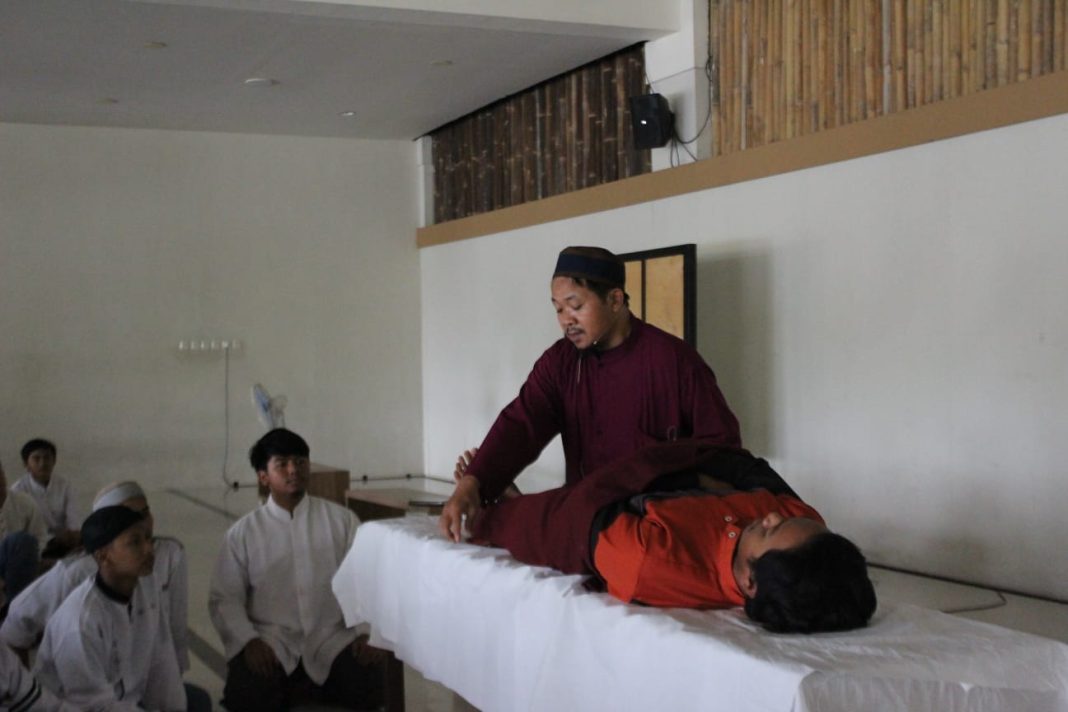 Santri Mudabbir Ikuti Kegiatan Praktik Merawat Jenazah