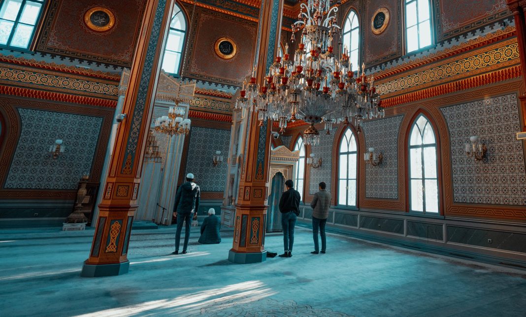 Bolehkan Menyelesaikan Tahiyatul Masjid Ketika Sudah Iqomah?