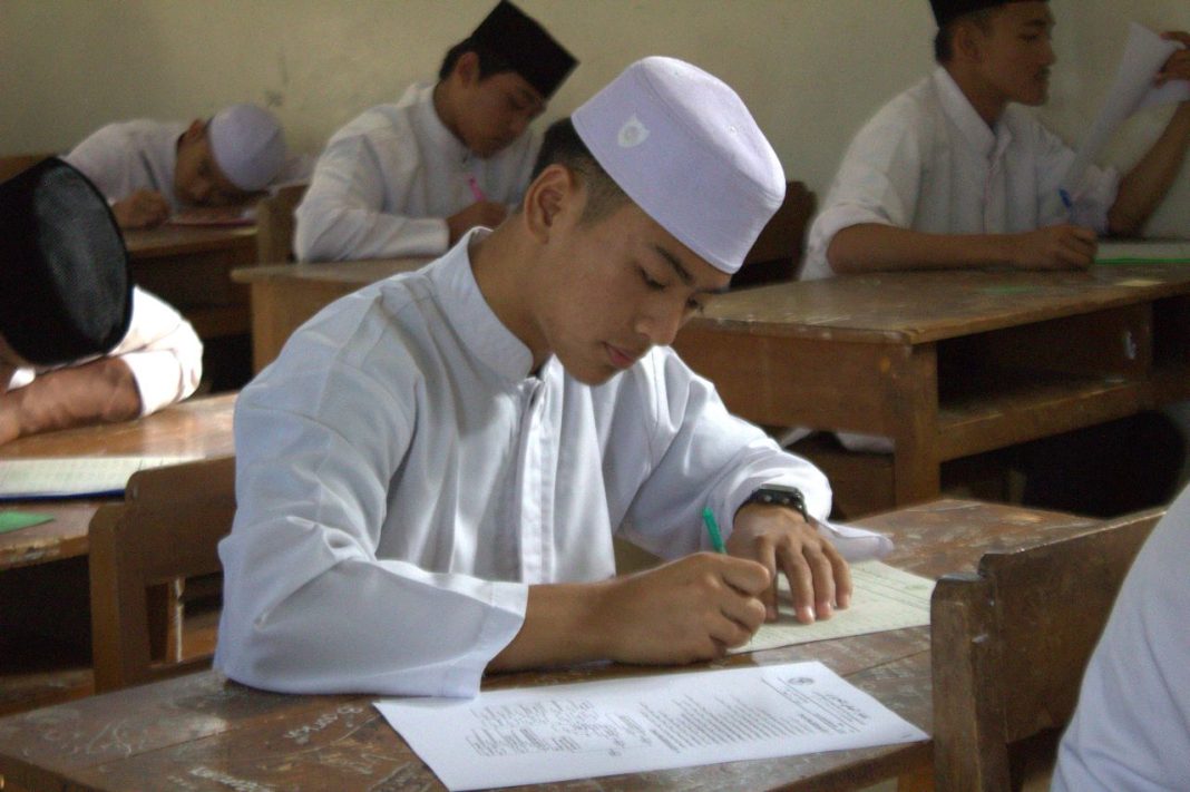 Santri dan Santriwati Ikuti Evaluasi Belajar Tahap Akhir 2022/2023