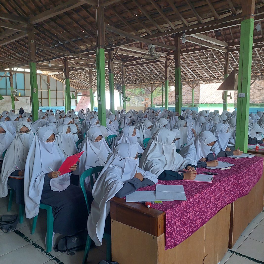 Santriwati Kelas Akhir Ikuti Dauroh Al-Qur'an