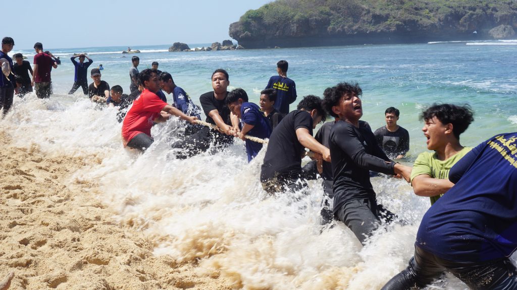 Sebelum Liburan, Santri Unit STI Ikuti Rihlah ke Pantai Sadranan