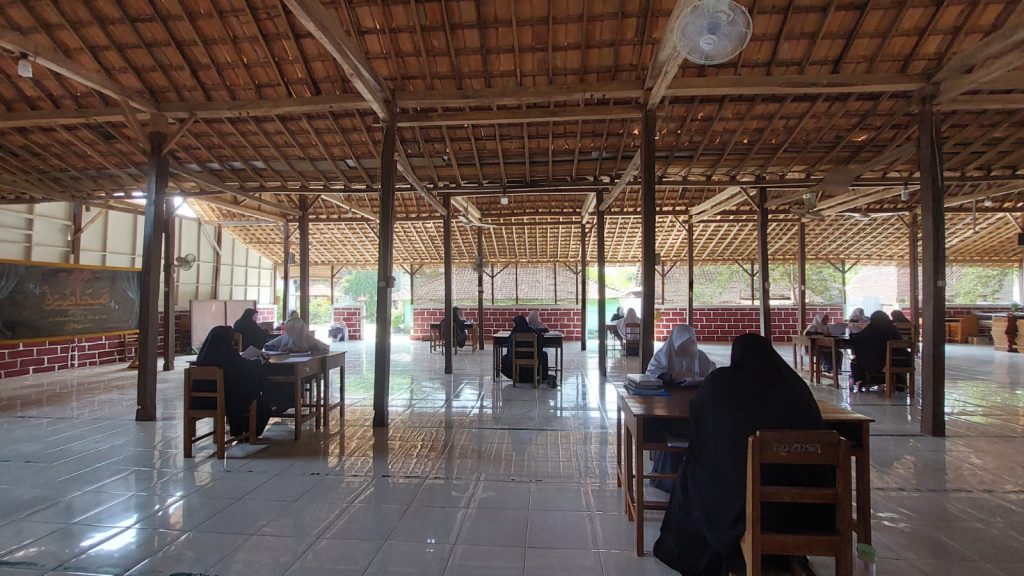 Santriwati Ikuti Program Literasi di Ponpes Darusy Syahadah Putri