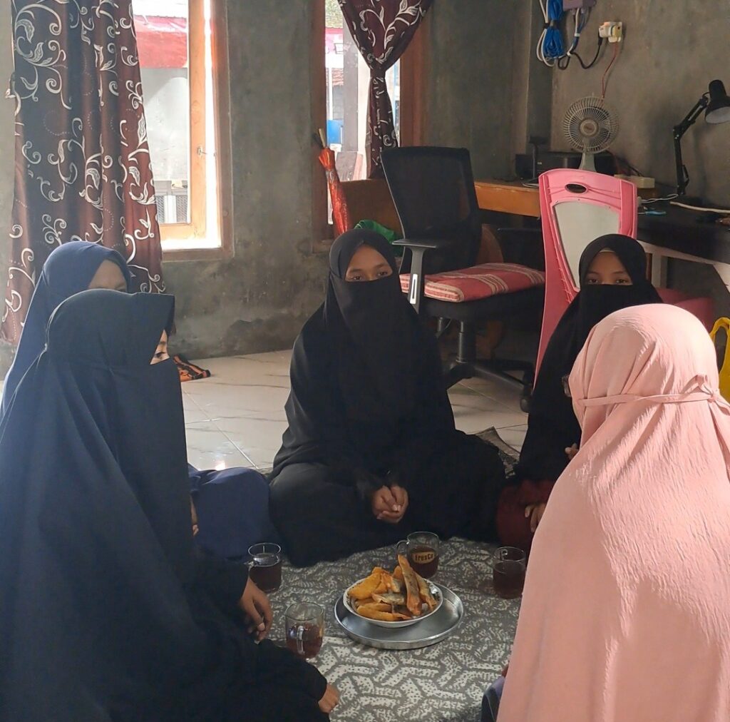 MADS Putri: Mahasantri Pererat Silaturahmi dengan Warga Sekitar
