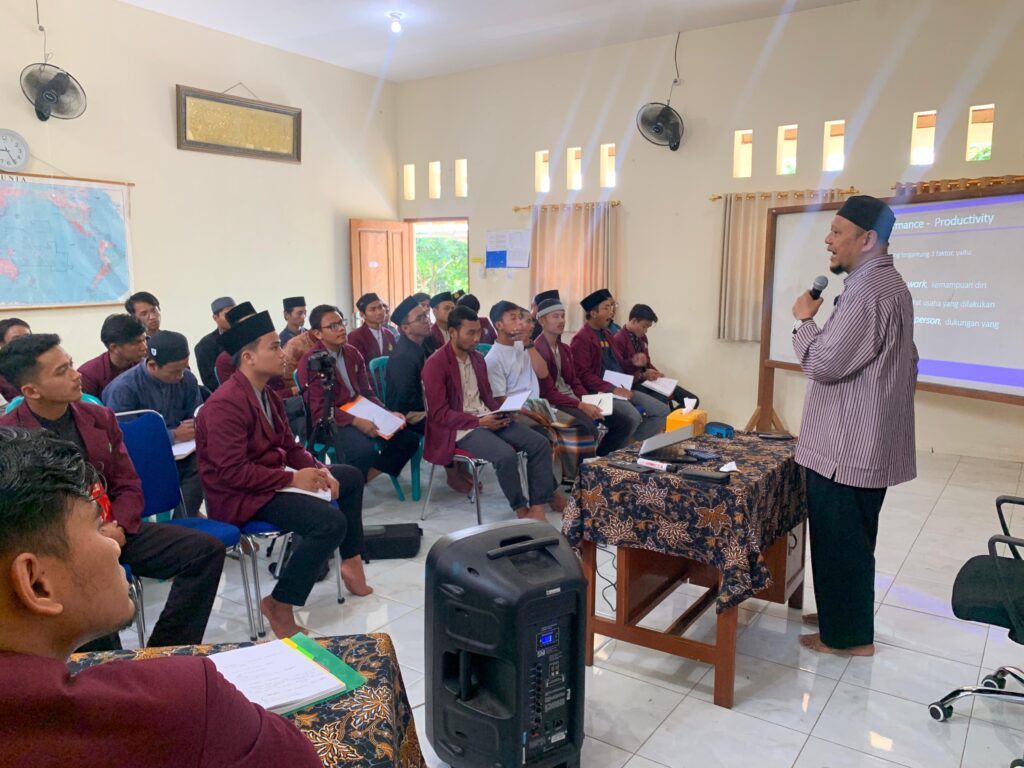 Kuliah Tamu "Membangun Spiritual Leadership Berbasis Pesantren"