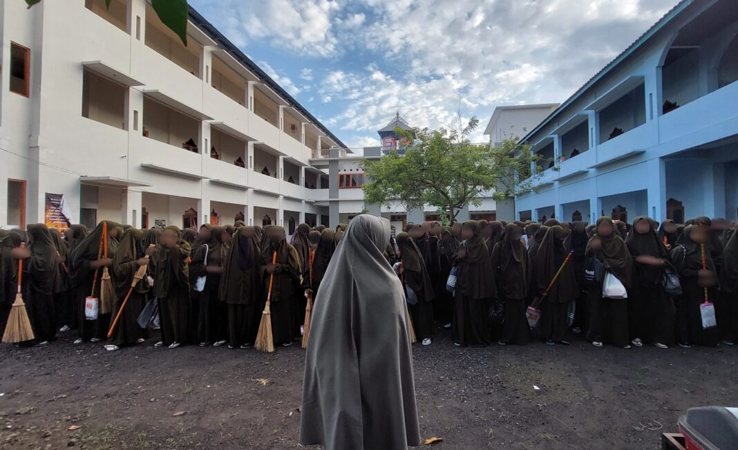 Kegiatan Bakti Sosial Santriwati Kelas Akhir