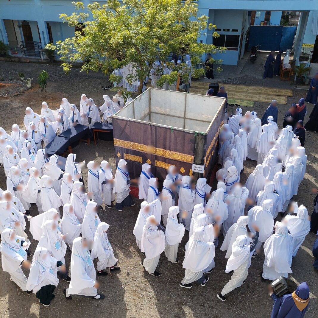 Santriwati Ikuti Program Manasik Haji di Pesantren