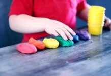 Keutamaan Menyantuni Anak Yatim dan Hak Mereka