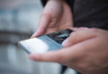 Doomscrolling dan Kapitalisasi Kecemasan: Ketika Kegelisahan Menjadi Komoditas